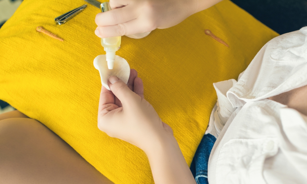 Kako skinuti lak za nokte sa tkanine