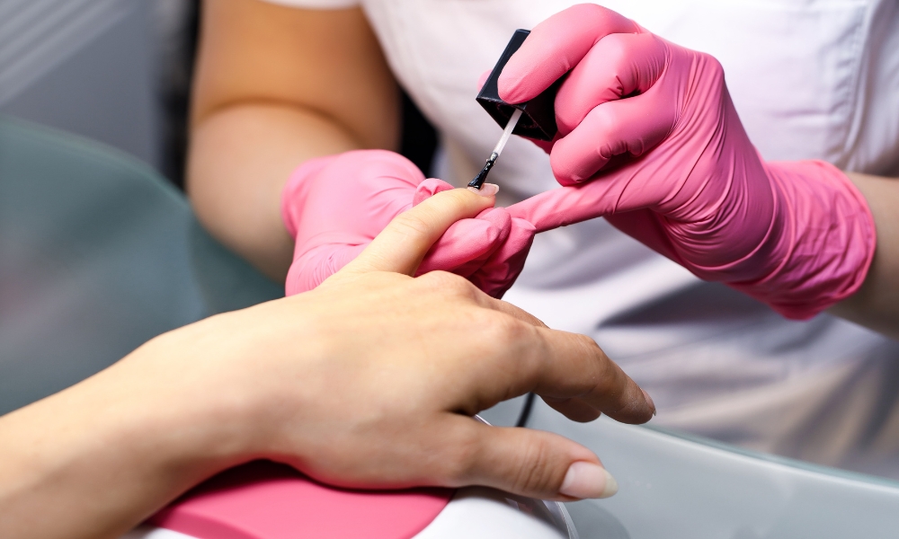 Za dugotrajan manikir tokom jeseni važno je koristiti bazni i završni lak uz redovnu hidrataciju noktiju.