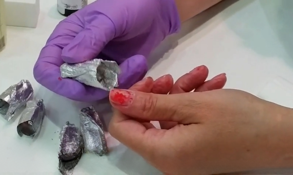 Soak off je metoda skidanja materijala pomoću acetona koji omekšava gel pa se lako uklanja