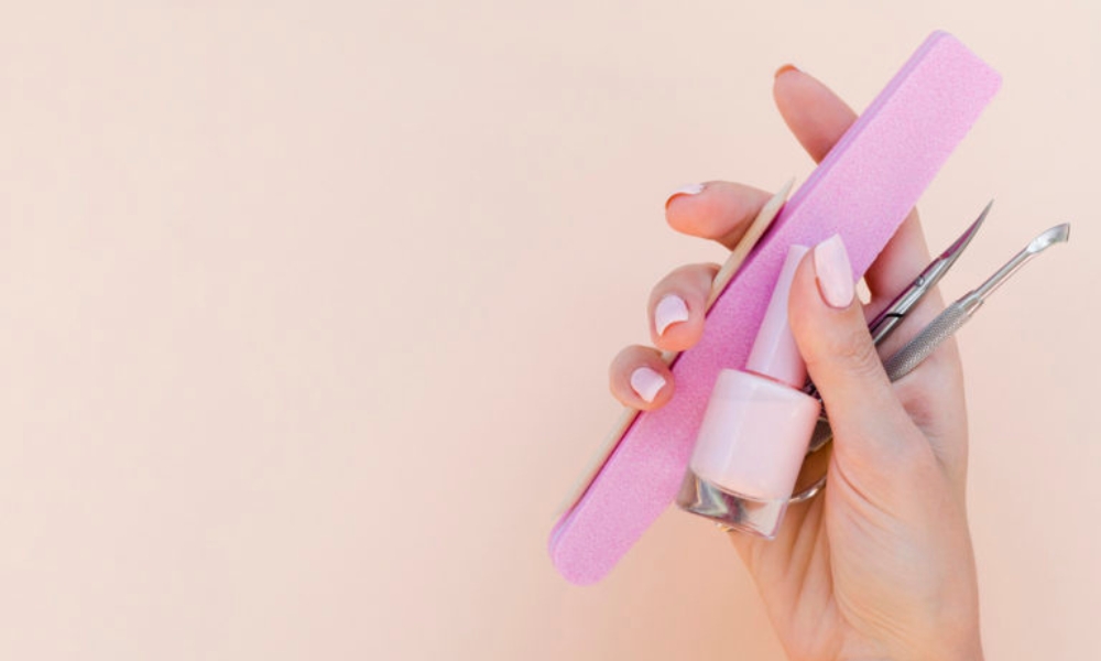 Priprema pre skidanja laka podrazumeva čišćenje ruku i spremanje potrebnog pribora